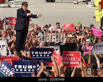 PAS DE FILM, PAS DE VIDÉO, PAS de télévision, PAS DE DOCUMENTAIRE - Donald Trump fait la promotion de ses supporters lors d'un rassemblement Trump à l'aéroport international Sanford Orlando le 25 octobre 2016 à Sanford, FL, USA. Photo de Stephen M. Dowell/Orlando Sentinel/TNS/ABACAPRESS.COM Banque D'Images
