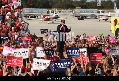 PAS DE FILM, PAS DE VIDÉO, PAS de télévision, PAS DE DOCUMENTAIRE - Donald Trump arrive à un rassemblement de Trump à l'aéroport international Sanford Orlando le 25 octobre 2016 à Sanford, FL, USA. Photo de Stephen M. Dowell/Orlando Sentinel/TNS/ABACAPRESS.COM Banque D'Images