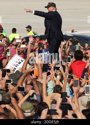 PAS DE FILM, PAS DE VIDÉO, PAS de télévision, PAS DE DOCUMENTAIRE - Donald Trump arrive à un rassemblement de Trump à l'aéroport international Sanford Orlando le 25 octobre 2016 à Sanford, FL, USA. Photo de Stephen M. Dowell/Orlando Sentinel/TNS/ABACAPRESS.COM Banque D'Images