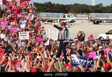 PAS DE FILM, PAS DE VIDÉO, PAS de télévision, PAS DE DOCUMENTAIRE - Donald Trump fait la vague pour encourager ses partisans lors d'un rassemblement Trump à l'aéroport international Sanford Orlando le 25 octobre 2016 à Sanford, FL, USA. Photo de Stephen M. Dowell/Orlando Sentinel/TNS/ABACAPRESS.COM Banque D'Images