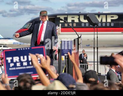 PAS DE FILM, PAS DE VIDÉO, PAS de télévision, PAS DE DOCUMENTAIRE - Donald Trump arrive à encourager ses supporters lors d'un rassemblement de tarmac le mardi 25 octobre 2016 à l'aéroport international Orlando Sanford de Sanford, FL, USA. Photo de Joe Burbank/Orlando Sentinel/TNS/ABACAPRESS.COM Banque D'Images