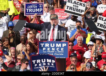 PAS DE FILM, PAS DE VIDÉO, PAS de télévision, PAS DE DOCUMENTAIRE - Donald Trump parle lors d'un rassemblement de Trump à l'aéroport international Sanford Orlando le 25 octobre 2016 à Sanford, FL, USA. Photo de Stephen M. Dowell/Orlando Sentinel/TNS/ABACAPRESS.COM Banque D'Images