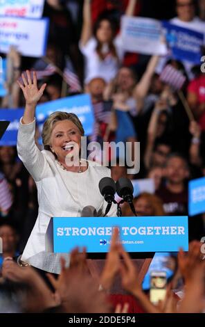 PAS DE FILM, PAS DE VIDÉO, PAS de télévision, PAS DE DOCUMENTAIRE - la candidate démocrate à la présidence Hillary Clinton parle lors d'un rallye de campagne au Reverend Samuel Delevoe Memorial Park à fort Lauderdale, FL, USA, le mardi 1er novembre 2016. Photo de Patrick Farrell/Miami Herald/TNS/ABACAPRESS.COM Banque D'Images