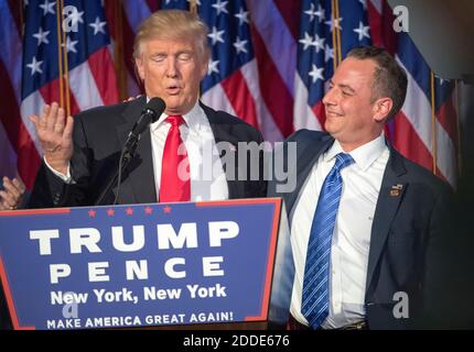 PAS DE FILM, PAS DE VIDÉO, PAS de TV, PAS DE DOCUMENTAIRE - photo de dossier - le président élu Donald Trump reconnaît le président de la RNC, Reince Priebus, tout en parlant à des partisans à la soirée électorale à l'hôtel Hilton Midtown à New York City, NY, USA, le mercredi 9 novembre 2016. LE président américain élu Donald Trump a attribué un rôle clé dans sa prochaine équipe à Reince Priebus, président du Comité national républicain (RNC), qui sera son chef de cabinet. Dans ce rôle, il donnera le ton à la nouvelle Maison Blanche et agira comme un conduit au Congrès et au gouvernement. Photo de J. Conrad Williams J. Banque D'Images