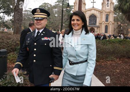 PAS DE FILM, PAS DE VIDÉO, PAS de télévision, PAS DE DOCUMENTAIRE - le gouverneur Nikki Haley, accompagné de son mari Michael, se dirige vers la Maison d'État pour être assermenté après le service de prière inaugurale qui s'est tenu à la Cathédrale épiscopale de Trinity le mercredi 14 janvier 2015 à Columbia, S.C. photo par Kim Kim Foster-Tobin/l'État/TNS/ABACAPRESS.COM Banque D'Images