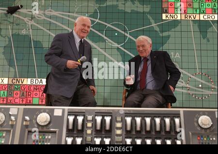 PAS DE FILM, PAS DE VIDÉO, PAS de TV, PAS DE DOCUMENTAIRE - devant la console de lancement originale et la carte de suivi, les astronautes de Mercury John Glenn, à gauche, Et Scott Carpenter au complexe des visiteurs du Kennedy Space Center le vendredi 17 février 2012, célébrant le 50e anniversaire du premier vol orbital effectué par un astronaute américain. Photo de Red Huber/Orlando Sentinel/TNS/ABACAPRESS.COM Banque D'Images