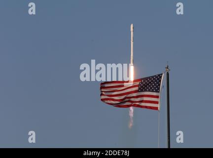 PAS DE FILM, PAS DE VIDÉO, PAS de télévision, PAS DE DOCUMENTAIRE - UNE fusée SpaceX Falcon 9, propulsée par une fusée de premier étage déjà en vol, a été lancée à partir du lanceur 39A le jeudi 30 mars 2017, transportant un satellite de communication ses 10. C'est la première fois que SpaceX réutilise une fusée d'appoint pour une mission spatiale. Kennedy Space Center, FL, États-Unis. Photo de Red Huber/Orlando Sentinel/TNS/ABACAPRESS.COM Banque D'Images