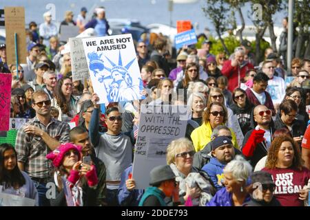 PAS DE FILM, PAS DE VIDÉO, PAS de télévision, PAS DE DOCUMENTAIRE - les défenseurs des droits des immigrants ont organisé un rassemblement avant la marche à solidarité avec les immigrants, San Diego, CA, États-Unis, qui a commencé au San Diego County Administration Center, et s'est terminée à Civic Center Plaza le samedi 18 février. 2017. Photo de Howard Lipin/San Diego Union-Tribune/TNS/ABACAPRESS.COM Banque D'Images