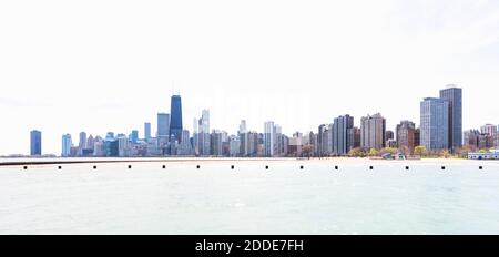 Grands bâtiments en face de la rivière contre ciel clair, Chicago, Etats-Unis Banque D'Images