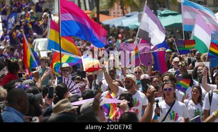 PAS DE FILM, PAS DE VIDÉO, PAS de TV, PAS DE DOCUMENTAIRE - les membres de Pridelines tiennent des drapeaux et de marche pendant le défilé gay Pride Miami Beach 2017 le dimanche 9 avril 2017 à Miami Beach, FL, USA. Photo par Emily Michot/Miami Herald/TNS/ABACAPRESS.COM Banque D'Images