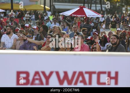 PAS DE FILM, PAS DE VIDÉO, PAS de télévision, PAS DE DOCUMENTAIRE - les fans arrivent à la fête de la plage et le tapis rouge de la première mondiale du film « Baywatch » le samedi 13 mai 2017 à Miami Beach, FL, États-Unis. Photo de Matias J. Ocner/Miami Herald/TNS/ABACAPRESS.COM Banque D'Images