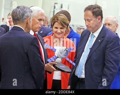 PAS DE FILM, PAS DE VIDÉO, PAS de TV, PAS DE DOCUMENTAIRE - le vice-président Mike Pence, deuxième de gauche, détient un modèle à l'échelle de l'engin spatial Orion jeudi, 6 juillet 2017 à la salle blanche Orion de l'espace Kennedy en tant que Marilyn A. Hewson, présidente, le président et chef de la direction de Lockheed Martin regarde. Cape Canaveral, FL, États-Unis, 6 juillet 2017. Photo de Red Huber/Orlando Sentinel/TNS/ABACAPRESS.COM Banque D'Images