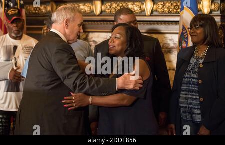 PAS DE FILM, PAS DE VIDÉO, PAS DE TV, PAS DE DOCUMENTAIRE - MINNESOTA GOV. Mark Dayton, à gauche, en signe d'emblacée Valerie Castile après avoir annoncé que 12 millions de dollars de financement pour le 'Philando Castille Law Enforcement Training Fund', un an après la mort de Castile, le jeudi 6 juillet 2017, à St. Paul, Minn, États-Unis. Photo de Jerry Holt/Minneapolis Star Tribune/TNS/ABACAPRESS.COM Banque D'Images