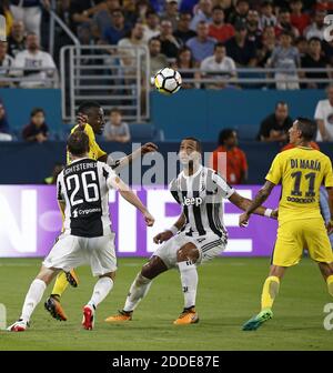 PAS DE FILM, PAS DE VIDÉO, PAS de TV, PAS DE DOCUMENTAIRE - le milieu de terrain de Paris Saint-Germain Blaise Matuidi (14) saute pour le ballon avec le défenseur Juventus Medhi Benatia (4) lors de la première moitié d'un match de la coupe internationale des champions le mercredi 26 juillet 2017, au Hard Rock Stadium de Miami Gardens, Fla Juventus a gagné, 3-2. Photo de David Santiago/El Nuevo Herald/TNS/ABACAPRESS.COM Banque D'Images