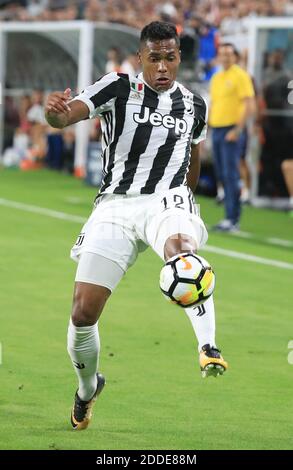 PAS DE FILM, PAS DE VIDÉO, PAS de TV, PAS DE DOCUMENTAIRE - Juventus avance Paulo Dybala (21) en action pendant la première moitié contre Paris Saint-Germain lors d'un match de la coupe internationale des champions le mercredi 26 juillet 2017, au Hard Rock Stadium de Miami Gardens, Fla Juventus a gagné, 3-2. Photo d'Al Diaz/Miami Herald/TNS/ABACAPRESS.COM Banque D'Images