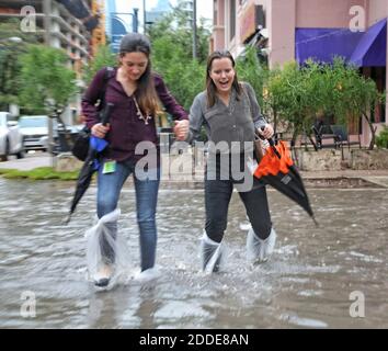 PAS DE FILM, PAS DE VIDÉO, PAS de TV, PAS DE DOCUMENTAIRE - Virginia Diaz, 34, à gauche, et l'ami, Colleen Sullivan, 25, font leur chemin à travers l'intersection inondée de 9th Street et South Miami Avenue près de Mary Brickell Plaza le mardi 1er août 2017, à Miami, FL, Etats-Unis. Photo de Carl Justa/Miami Herald/TNS/ABACAPRESS.COM Banque D'Images