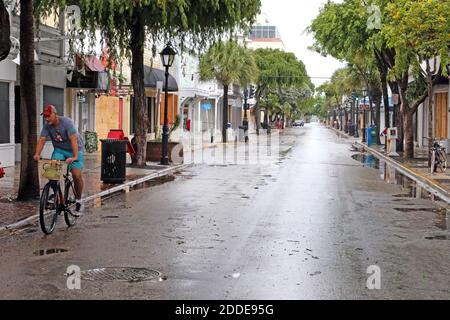 PAS DE FILM, PAS DE VIDÉO, PAS de télévision, PAS DE DOCUMENTAIRE - UN cycliste solitaire se déplace le long de la rue déserte de Duval à Key West, FL, USA., le samedi 9 septembre 2017. L'ouragan Irma s'approche des Florida Keys et certains résidents ont refusé d'être évacués. Photo de Charles Trainor Jr./Miami Herald/TNS/ABACAPRESS.COM Banque D'Images