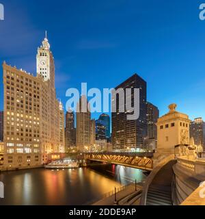 Pont Dusable au-dessus de la rivière Chicago entouré de bâtiments, Chicago, États-Unis Banque D'Images