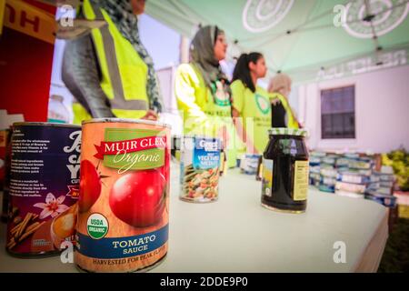 PAS DE FILM, PAS DE VIDÉO, PAS de télévision, PAS DE DOCUMENTAIRE - des conserves sont exposées sur une table de distribution alors que des volontaires attendent de donner de la nourriture aux victimes de l'ouragan Irma le dimanche 17 septembre 2017 à la mosquée Masjid Al-Ansar à Miami, FL, Etats-Unis. Photo de Zak Bennett/Miami Herald/TNS/ABACAPRESS.COM Banque D'Images