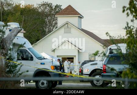 PAS DE FILM, PAS DE VIDÉO, PAS de TV, PAS DE DOCUMENTAIRE - les enquêteurs travaillent sur les lieux d'un tournage de masse à la première église baptiste de Sutherland Springs, TX, USA, le dimanche 5 novembre 2017. Les beaux-parents du tireur texan Devin Kelley ont assisté à l'église qu'il a tuée, mais n'y étaient pas pendant la mêlée. Photo de Jay Janner/Austin American-Statesman/TNS/ABACAPRESS.COM Banque D'Images