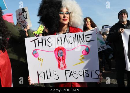 PAS DE FILM, PAS DE VIDÉO, PAS de TV, PAS DE DOCUMENTAIRE - Kate Black de Chicago quitte le rallye et commence à marcher sur Federal Plaza pendant la Marche des femmes Chicago, il, États-Unis, le samedi 20 janvier 2018. Photo de Nancy Stone/Chicago Tribune/TNS/ABACAPRESS.COM Banque D'Images