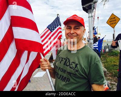 PAS DE FILM, PAS DE VIDÉO, PAS de TV, PAS DE DOCUMENTAIRE - Richard Hughes de Jupiter, FL, USA, le samedi 20 janvier 2018, est parmi les partisans de Donald Trump lors d'un rassemblement en faveur du président à West Palm Beach, FL, USA, le samedi 20 janvier 2018. Photo par Anthony Man/Sun Sentinel/TNS/ABACAPRESS.COM Banque D'Images