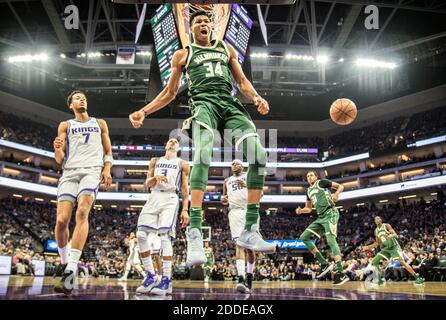 PAS DE FILM, PAS DE VIDÉO, PAS de TV, PAS DE DOCUMENTAIRE - Milwaukee Bucks Forward Giannis Antetokounmpo (34) célèbre une dunk contre les Sacramento Kings le 28 novembre 2017, au Holden 1 Center à Sacramento, CA, Etats-Unis. Photo de Hector Amezcua/Sacramento Bee/TNS/ABACAPRESS.COM Banque D'Images