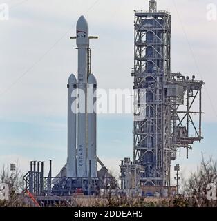 PAS DE FILM, PAS DE VIDÉO, PAS de télévision, PAS DE DOCUMENTAIRE - la fusée lourde Falcon de SpaceX se trouve sur Launch Pad 39A à Cape Canaveral, FL, USA, lundi 5 février 2018 prêt pour le lancement du premier essai de démonstration prévu mardi après-midi à 13:30. Il est composé de trois boosters de fusée qui produiront plus de poussée que n'importe quelle autre fusée qui vole actuellement. Photo de Red Huber/Orlando Sentinel/TNS/ABACAPRESS.COM Banque D'Images