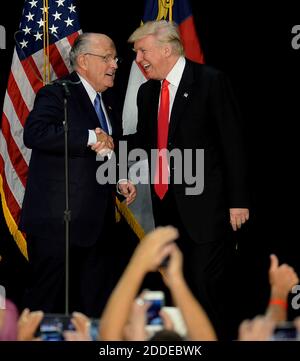 PAS DE FILM, PAS DE VIDÉO, PAS de TV, PAS DE DOCUMENTAIRE - photo du fichier : l'ancien maire de New York Rudy Giuliani, à gauche, accueille le candidat républicain à la présidence Donald Trump sur scène lors d'un rallye de campagne le 18 août 2016, au Centre de congrès de Charlotte, à Charlotte, en Caroline du Nord, aux États-Unis. Le président américain dit aux journalistes que l'ancien maire de New York, qui s'est joint à l'équipe juridique du président le mois dernier, finira par « rendre ses faits plus simples ». Giuliani a déclaré plus tôt cette semaine que Trump avait personnellement remboursé à son avocat Michael Cohen un paiement de 130,000 $ versé à Stormy Daniels. Photo de Jeff Siner/Charlotte O Banque D'Images