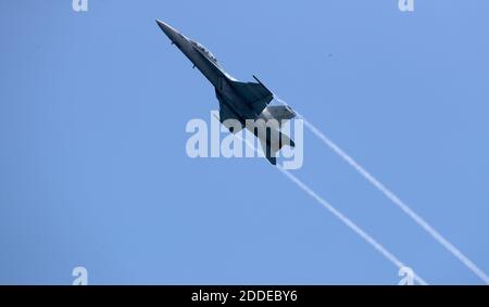 PAS DE FILM, PAS DE VIDÉO, PAS de télévision, PAS DE DOCUMENTAIRE - un F-18 Super Hornet se produit au fort Lauderdale Air Show à fort Lauderdale Beach, FL, USA le samedi 5 mai 2018. Photo de Mike stocker/Sun-Sentinel/TNS/ABACAPRESS.COM Banque D'Images
