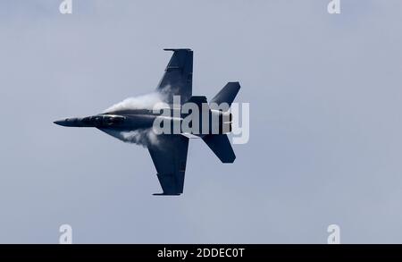 PAS DE FILM, PAS DE VIDÉO, PAS de télévision, PAS DE DOCUMENTAIRE - un F-18 Super Hornet se produit au fort Lauderdale Air Show à fort Lauderdale Beach, FL, USA le samedi 5 mai 2018. Photo de Mike stocker/Sun-Sentinel/TNS/ABACAPRESS.COM Banque D'Images