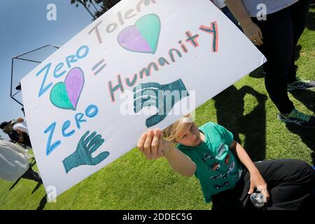 PAS DE FILM, PAS DE VIDÉO, PAS de télévision, PAS DE DOCUMENTAIRE - Zachary Gottschalk, âgé de 12 ans, de la vallée de Portola, en Californie du Nord, était l'une des centaines de personnes à protester contre la politique d'immigration de l'administration Donald Trump à Cannon Park à Carlsbad, en Californie, le samedi 30 juin 2018. Photo de Howard Lipin/San Diego Union-Tribune/TNS/ABACAPRESS.COM Banque D'Images