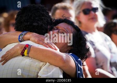 PAS DE FILM, PAS DE VIDÉO, PAS de TV, PAS DE DOCUMENTAIRE - Lila Cabrera, qui enseigne l'anglais aux réfugiés, embrasse Kibrom Milash, après ses commentaires à une foule d'environ mille personnes que nous avons perdu une fille. Kibrom a fait référence à une fillette de 3 ans qui est décédée lundi plus tôt après avoir été poignardée à son propre anniversaire samedi soir avec huit autres. Les résidents de Boise, ID, États-Unis, se sont réunis pour une veillée à l'hôtel de ville le lundi 2 juillet 2018 au nom de neuf victimes poignardantes et de l'ensemble de la communauté des réfugiés. Photo de Darin Oswald/Idaho Statesman/TNS/ABACAPRESS.COM Banque D'Images
