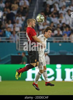 PAS DE FILM, PAS DE VIDÉO, PAS de TV, PAS DE DOCUMENTAIRE - le défenseur de Manchester United Luke Shaw, à gauche, saute pour le ballon avec le défenseur du Real Madrid Alvaro Odriozola (19) pendant la première moitié de l'action de la coupe des champions internationale au Hard Rock Stadium à Miami Gardens, FL, USA le mardi 31 juillet 2018. Manchester United a gagné, 2-1. Photo de David Santiago/Miami Herald/TNS/ABACAPRESS.COM Banque D'Images