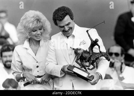 PAS DE FILM, PAS DE VIDÉO, PAS de TV, PAS DE DOCUMENTAIRE - photo de fichier - Burt Reynolds et Loni Anderson à Royal Palm Polo à Boca Raton, Floride, le 15 1987 mars. Burt Reynolds et sa petite amie Loni Anderson regardent le prix de la dix ans d'excellence de Burt dimanche après-midi. Reynolds et Anderson ont pris l'avion en hélicoptère avant un match de polo pour recevoir le prix. Burt Reynolds, le film Heartthrob des années 1970 et le candidat à l'Oscar, est décédé à l'âge de 82 ans. Il serait décédé dans un hôpital de Floride d'une crise cardiaque avec sa famille à ses côtés. Photo d'Anne Ryan/Sun Sentinel/TNS/ABACAPRESS.COM Banque D'Images