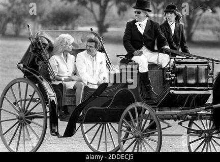 PAS DE FILM, PAS DE VIDÉO, PAS de TV, PAS DE DOCUMENTAIRE - photo de fichier - Burt Reynolds et Loni Anderson sont escortés à leur hélicoptère dans un autocar Visavis 1800 après la présentation du prix à Royal Palm Polo à Boca Raton, Floride, le 15 1987 mars. Le chauffeur de l'entraîneur est Jim Oberdorf et à côté de lui est la fille Teresa. Burt Reynolds, le film Heartthrob des années 1970 et le candidat à l'Oscar, est décédé à l'âge de 82 ans. Il serait décédé dans un hôpital de Floride d'une crise cardiaque avec sa famille à ses côtés. Photo d'Anne Ryan/Sun Sentinel/TNS/ABACAPRESS.COM Banque D'Images