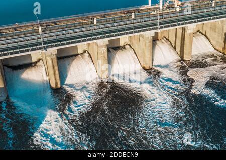 Barrage hydroélectrique ou centrale hydroélectrique, vue aérienne du dessus Banque D'Images