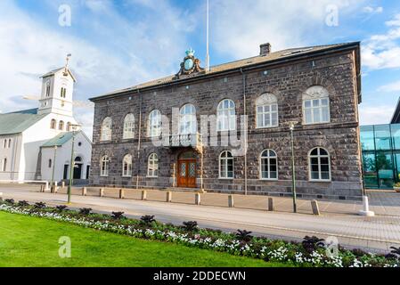 Extérieur de la maison historique de Parlament à Reykjavik, Islande, éclairée par le soleil de minuit Banque D'Images