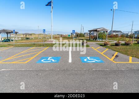 Places de parking vides pour personnes handicapées dans un parc public sur un jour d'automne clair Banque D'Images