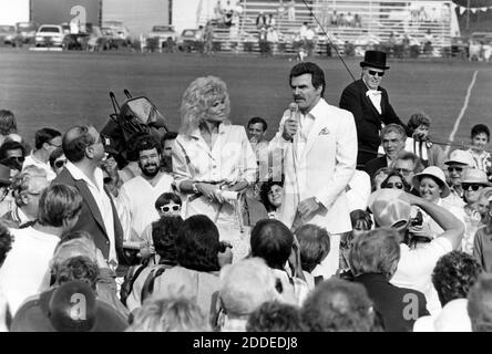 PAS DE FILM, PAS DE VIDÉO, PAS de TV, PAS DE DOCUMENTAIRE - photo de fichier - Burt Reynolds et sa petite amie Loni Anderson à Royal Palm Polo à Boca Raton, Floride, le 15 1987 mars. Burt Reynolds, le film Heartthrob des années 1970 et le candidat à l'Oscar, est décédé à l'âge de 82 ans. Il serait décédé dans un hôpital de Floride d'une crise cardiaque avec sa famille à ses côtés. Photo d'Anne Ryan/Sun Sentinel/TNS/ABACAPRESS.COM Banque D'Images