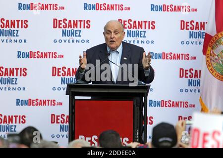 PAS DE FILM, PAS DE VIDÉO, PAS de TV, PAS DE DOCUMENTAIRE - l'ancien maire de New York Rudy Giuliani parle à la foule lors d'un rassemblement pour le candidat républicain au poste de gouverneur Ron DeSantis à Boca Raton, FL, USA le dernier jour du vote par anticipation le dimanche 4 novembre 2018. Photo de John McCall/Sun Sentinel/TNS/ABACAPRESS.COM Banque D'Images