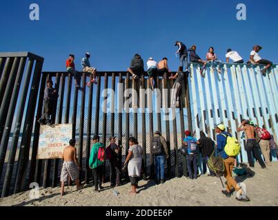 PAS DE FILM, PAS DE VIDÉO, PAS de TV, PAS DE DOCUMENTAIRE - les migrants d'Amérique centrale sont arrivés à Tijuana en bus et après un bref arrêt pour un repas, à gauche à pied à Las Playas de Tijuana. À son arrivée à la frontière entre les États-Unis et le Mexique, beaucoup ont décidé de grimper la clôture avec la patrouille frontalière des États-Unis, du côté nord de la clôture, observant, le 13 novembre 2018. Photo de Nelvin C. Cepeda/San Diego Union-Tribune/TNS/ABACAPRESS.COM Banque D'Images