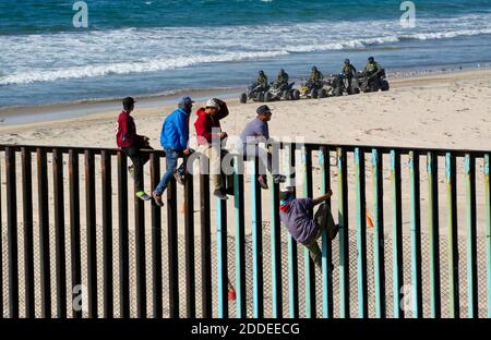 PAS DE FILM, PAS DE VIDÉO, PAS de TV, PAS DE DOCUMENTAIRE - caravane de migrants d'Amérique centrale est arrivée à Tijuana en bus et après un bref arrêt pour un repas laissé à pied à Las Playas de Tijuana. À leur arrivée à la frontière entre les États-Unis et le Mexique, beaucoup ont décidé de monter la barrière avec la patrouille frontalière des États-Unis du côté nord de la barrière observant. Photo de Nelvin C. Cepeda/San Diego Union-Tribune/TNS/ABACAPRESS.COM Banque D'Images