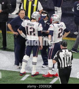 PAS DE FILM, PAS DE VIDÉO, PAS de TV, PAS DE DOCUMENTAIRE - le quarterback des Patriots de la Nouvelle-Angleterre Tom Brady (12) confère avec les entraîneurs sur la touche contre les Rams de Los Angeles pendant le Super Bowl LIII au stade Mercedes-Benz à Atlanta le dimanche 3 février 2019. Photo de John Spink/Atlanta Journal-Constitution/TNS/ABACAPRESS.COM Banque D'Images