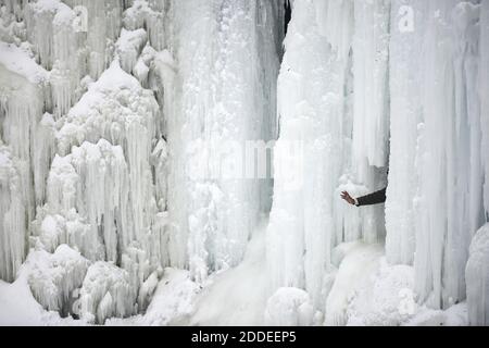 PAS DE FILM, PAS DE VIDÉO, PAS de télévision, PAS DE DOCUMENTAIRE - UNE personne a fait un signe de la main pour une photo de derrière Frozen Minnehaha Falls le 2 février 2019 à Minneapolis, MN, États-Unis. Photo par Aaron Lavinsky/Minneapolis Star Tribune/TNS/ABACAPRESS.COM Banque D'Images