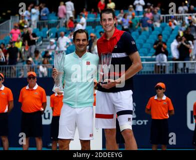 PAS DE FILM, PAS DE VIDÉO, PAS de TV, PAS DE DOCUMENTAIRE - Roger Federer, de Suisse, Et John Isner, des États-Unis, pose avec leurs trophées après la finale du tournoi de tennis Miami Open au Hard Rock Stadium le dimanche 31 mars 2019, à Miami Gardens, Floride photo par David Santiago/Miami Herald/TNS/ABACARESS.COM Banque D'Images