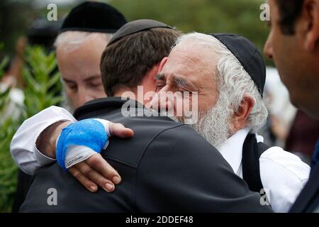 PAS DE FILM, PAS DE VIDÉO, PAS de TV, PAS DE DOCUMENTAIRE - Rabbi Yisroel Goldstein embrasse un membre de la congrégation de Chabad de Poway le jour suivant un tournage mortel a eu lieu là, le dimanche 28 avril 2019 à Poway, CA, Etats-Unis. Photo de K.C. Alfred/San Diego Union-Tribune/TNS/ABACAPRESS.COM Banque D'Images