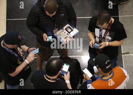 PAS DE FILM, PAS DE VIDÉO, PAS de TV, PAS DE DOCUMENTAIRE - les fans de Star Wars regardent leurs téléphones cellulaires à la Star Wars Celebration, à McCormick place à Chicago, il, Etats-Unis le vendredi 12 avril 2019. Photo par Antonio Perez/Chicago Tribune/TNS/ABACAPRESS.COM Banque D'Images