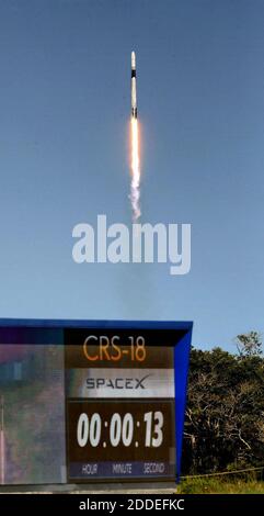 PAS DE FILM, PAS DE VIDÉO, PAS de TV, PAS DE DOCUMENTAIRE - vu du Kennedy Space Center, le SpaceX Falcon 9 efface le lancer -- avec un compte à rebours au premier plan -- de la station de l'aviation de Cape Canaveral, FL, USA le jeudi 25 juillet 2019. Photo de Joe Burbank/Orlando Sentinel/TNS/ABACAPRESS.COM Banque D'Images