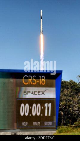 PAS DE FILM, PAS DE VIDÉO, PAS de TV, PAS DE DOCUMENTAIRE - vu du Kennedy Space Center, le SpaceX Falcon 9 efface le lancer -- avec un compte à rebours au premier plan -- de la station de l'aviation de Cape Canaveral, FL, USA le jeudi 25 juillet 2019. Photo de Joe Burbank/Orlando Sentinel/TNS/ABACAPRESS.COM Banque D'Images